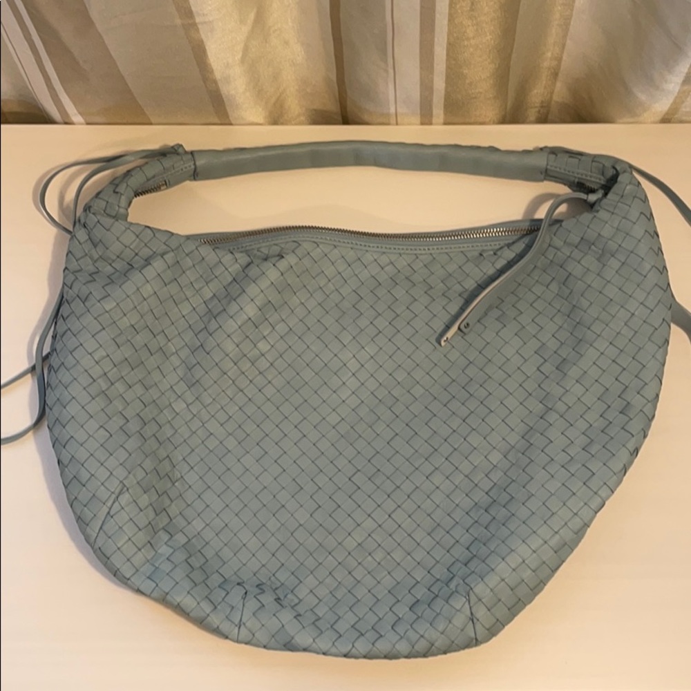 Spacious bag to keep a thin jacket when you go out